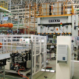 Prensa hidr&aacute;ulica para bainha de porta automotiva.